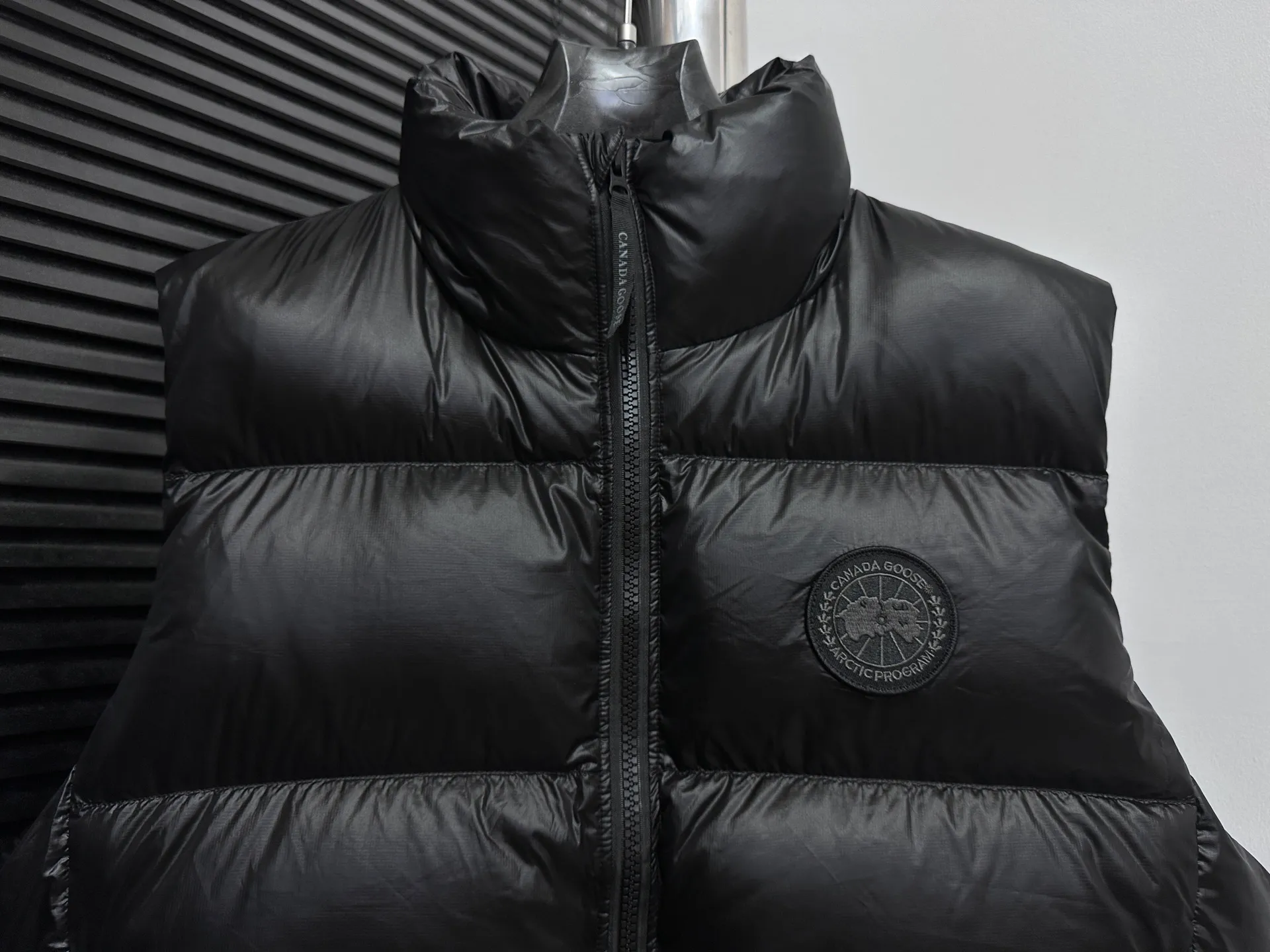 P560 [Canada Goose] Big Goose🦢Puff Down Vest has always been recognized as the warmest down jacket. Various Instagram celebrities, Internet celebrities, and celebrities often wear it for street photos. I make Canada Goose every year, but I still can't get rid of my love for it. No matter how cold the days are, there is no need to be afraid, because there is! Filled with 90% white duck down, it is the legendary warmest down jacket and is known as a must-have for Arctic outdoor sports! The most popular down jacket in the world, celebrities are rushing to buy it, it is a must-have! Size: XS-XL